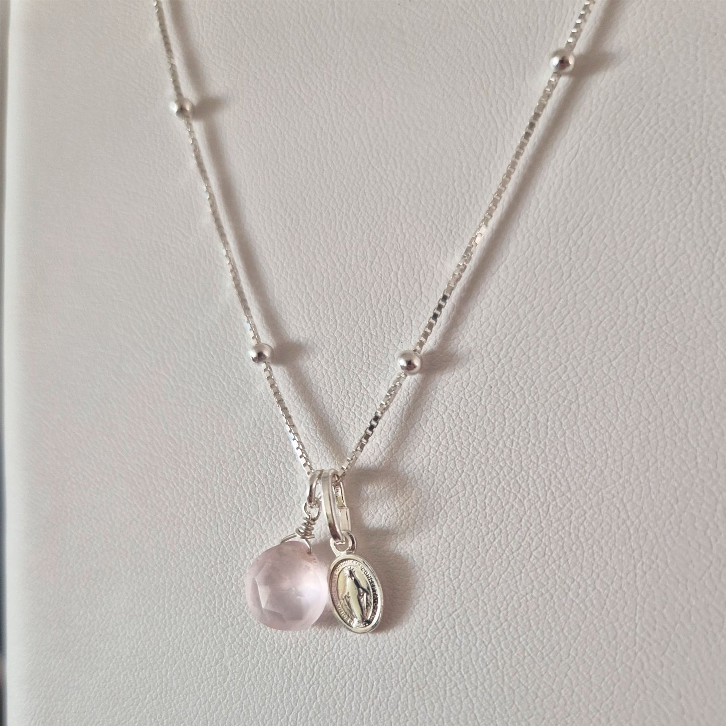 Collar virgen de los rayos con cuarzo rosado en plata fina 925