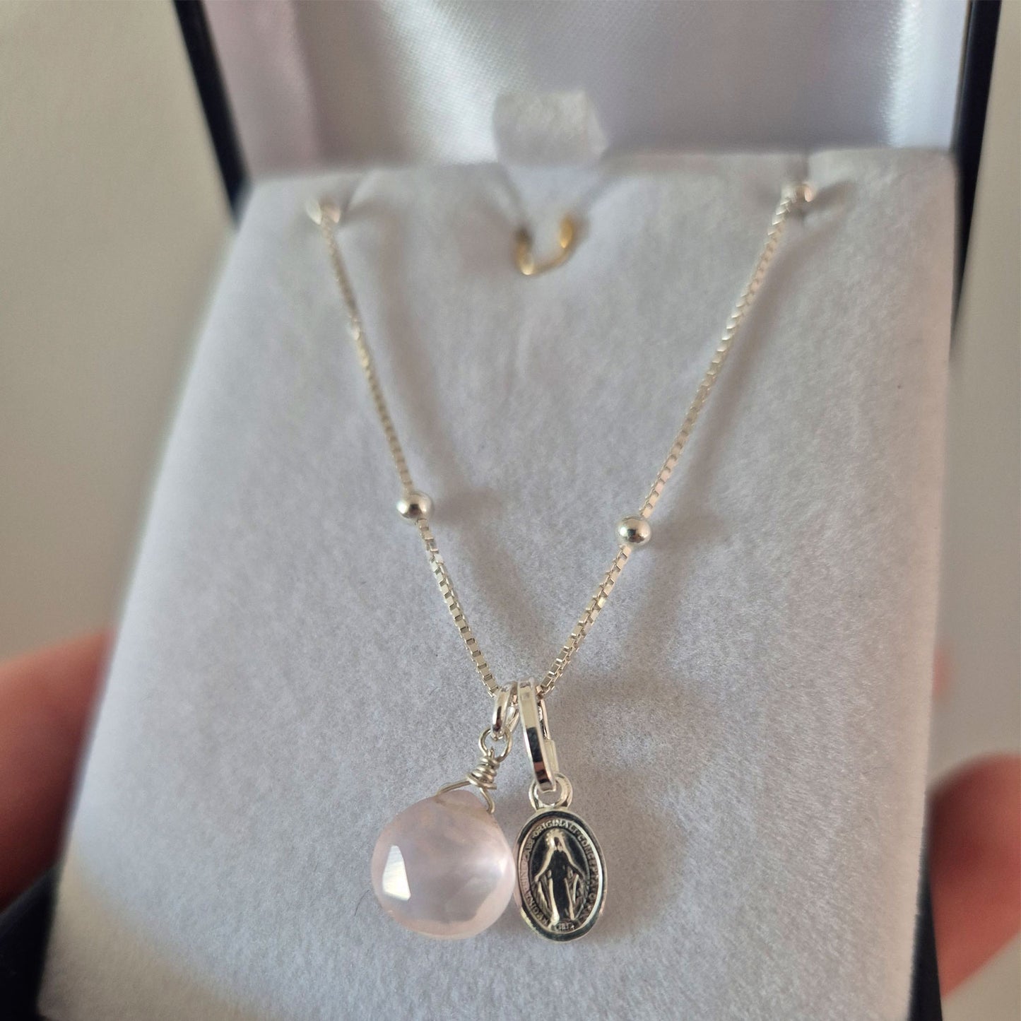 Collar virgen de los rayos con cuarzo rosado en plata fina 925