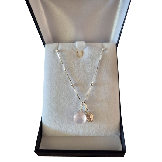 Collar virgen de los rayos con cuarzo rosado en plata fina 925