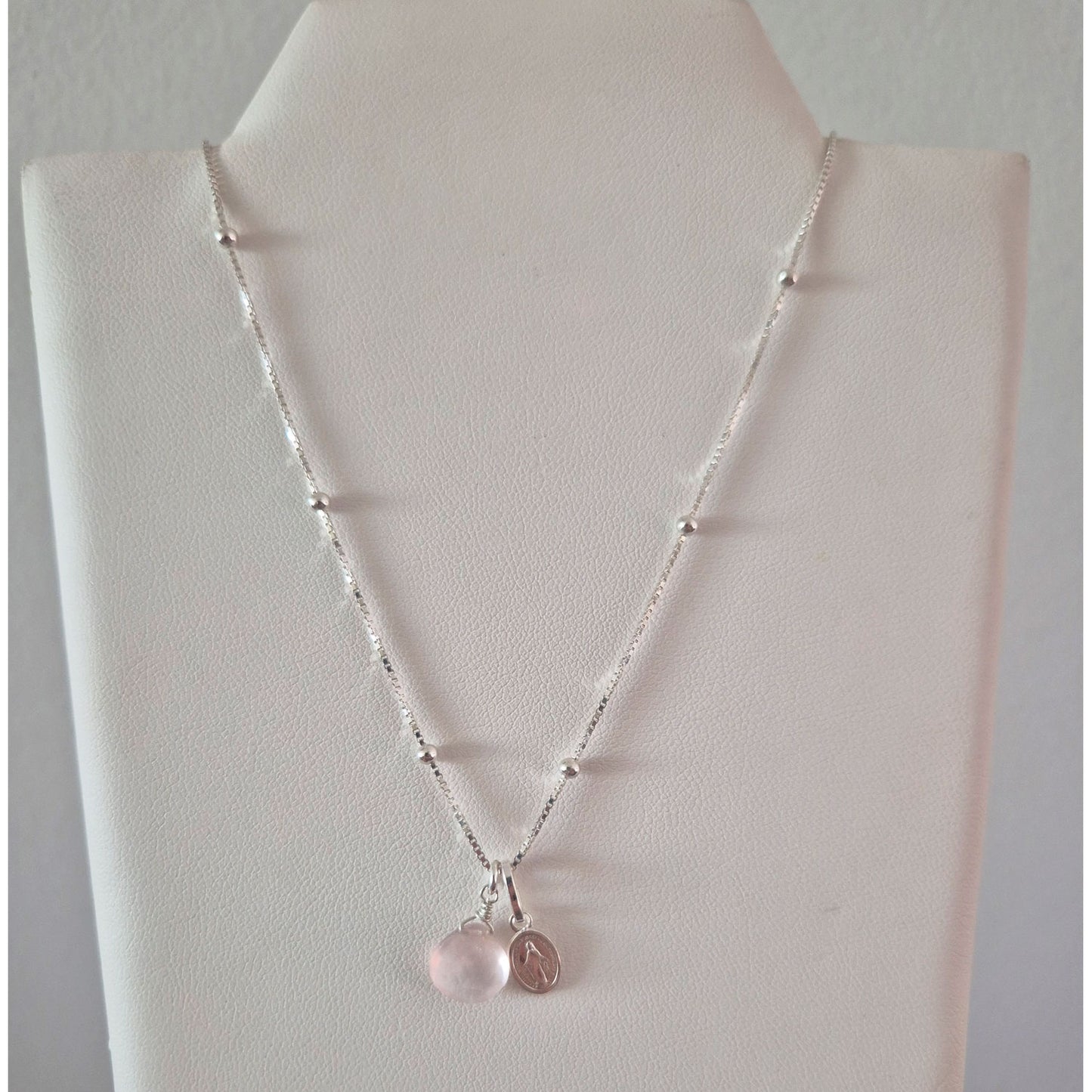 Collar virgen de los rayos con cuarzo rosado en plata fina 925
