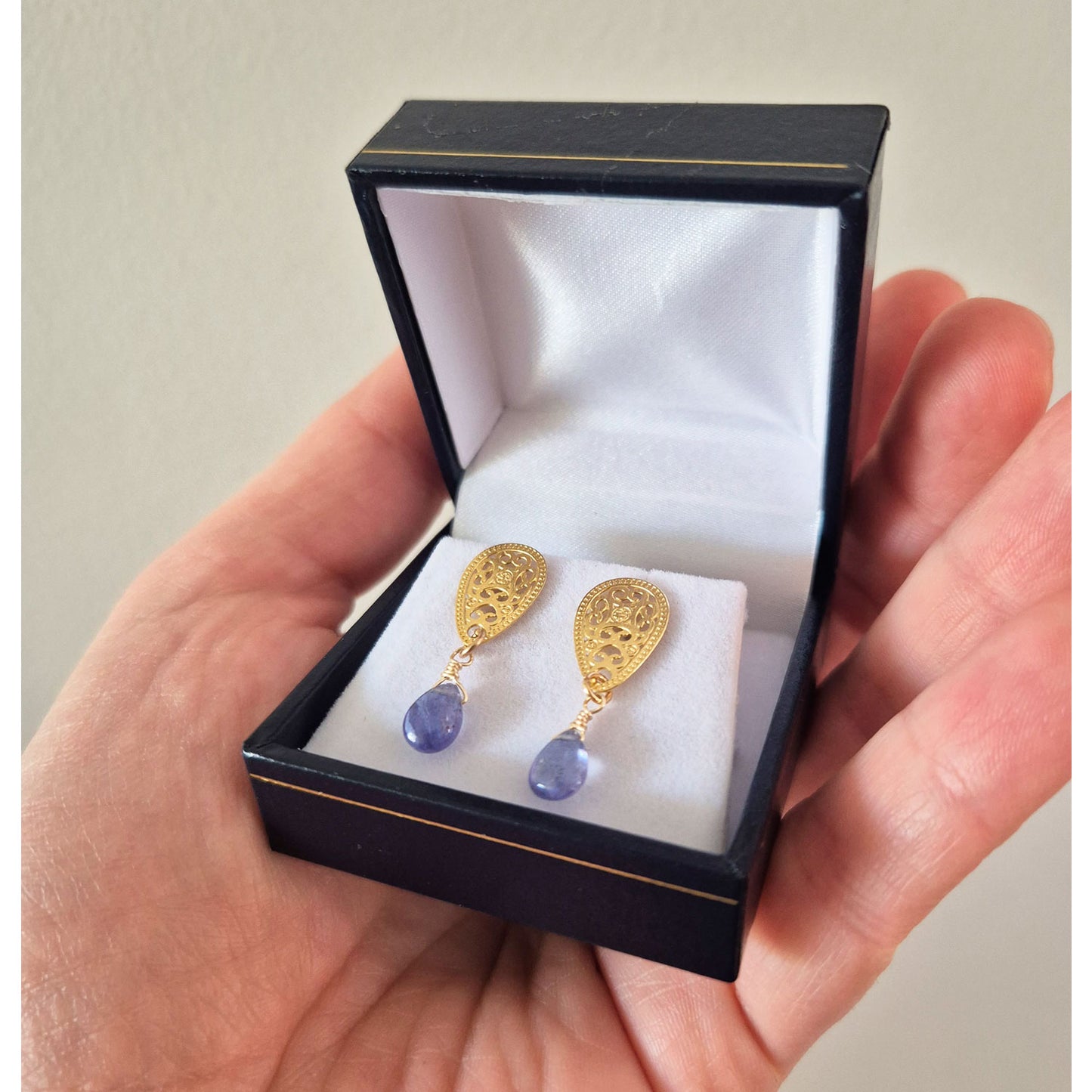 aros bañados en oro 18k con piedras naturales de tanzanita