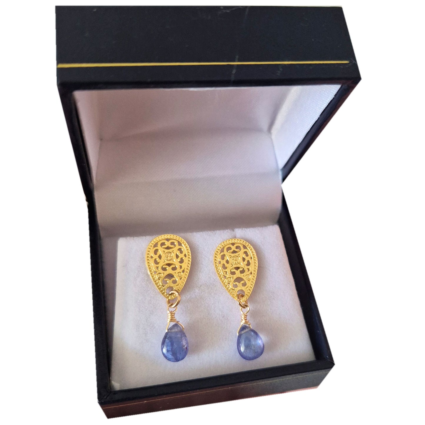 aros bañados en oro 18k con piedras naturales de tanzanita