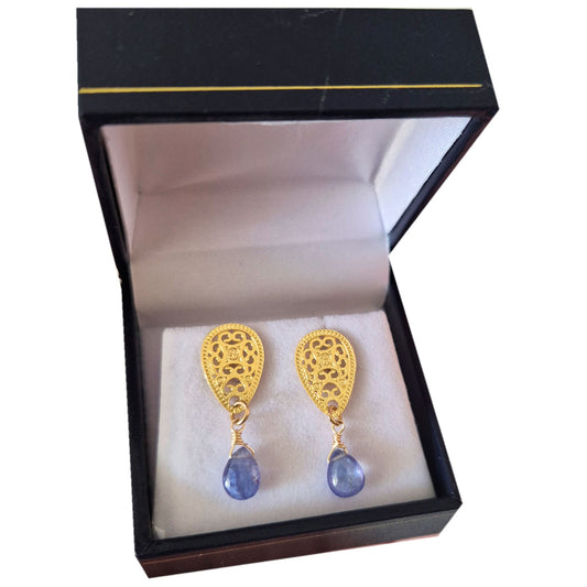 aros bañados en oro 18k con piedras naturales de tanzanita